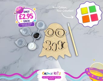 Puede incluir: Un kit de manualidades con un recorte de madera en forma de fantasma, botes de pintura y un pincel. El fantasma tiene gafas recortadas y la palabra "BOO". El kit incluye cuatro muestras de color de pintura.