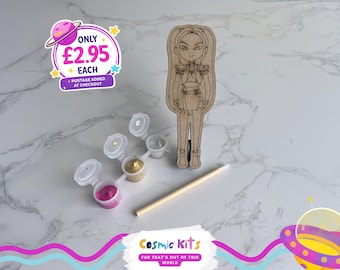 Puede incluir: Un recorte de madera de un personaje de dibujos animados, botes de pintura rosa, dorada y plateada, y un pincel están dispuestos sobre una superficie de mármol. La imagen incluye una pegatina con el texto "ONLY £2.95 EACH + POSTAGE ADDED AT CHECKOUT" y el logotipo de Cosmic Kits.