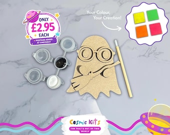 Puede incluir: Un kit de manualidades con un recorte de madera en forma de fantasma con gafas y una escoba, botes de pintura con pintura negra y blanca, un pincel y una paleta de colores con cuadrados amarillos, verdes, naranjas y rosas. De Cosmic Kits.