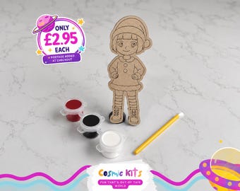 Puede incluir: Un kit de manualidades de madera con una figura de niña de dibujos animados, botes de pintura y un lápiz. La imagen incluye el texto "ONLY £2.95 EACH + POSTAGE ADDED AT CHECKOUT" y "Cosmic Kits FUN THAT'S OUT OF THIS WORLD."