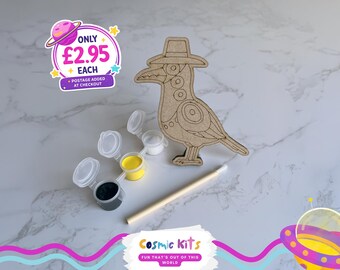 Puede incluir: Un kit de manualidades de madera con forma de pájaro con sombrero, botes de pintura y un pincel. El kit incluye pintura negra, blanca y amarilla. El kit es de Cosmic Kits.