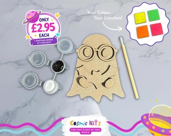 Puede incluir: Un kit de manualidades de madera con forma de fantasma con gafas, botes de pintura y un pincel. El kit incluye pintura negra y blanca, y una paleta de colores con cuadrados amarillos, verdes, naranjas y rosas. El texto dice "Your Colour, Your Creation!"