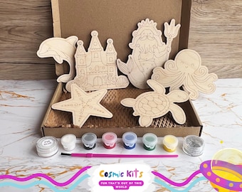 Puede incluir: Un kit de manualidades con seis figuras de madera cortadas a láser que incluyen un delfín, un castillo, un tritón, un pulpo, una estrella de mar y una tortuga marina. Incluye ocho botes de pintura, pegamento PVA, purpurina y un pincel rosa.