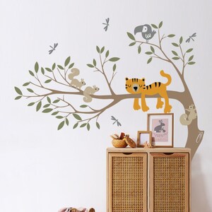 サファリ動物の壁用ステッカー：枝にとまるトラ、キリン、サル – 子供部屋用壁画ステッカー