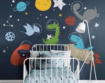 Pode incluir: Uma estrutura de cama de metal branco com um edredom e almofadas de bolinhas azuis e brancas. A parede atrás da cama é pintada de azul escuro e apresenta um mural caprichoso com tema espacial com dinossauros, planetas e estrelas.