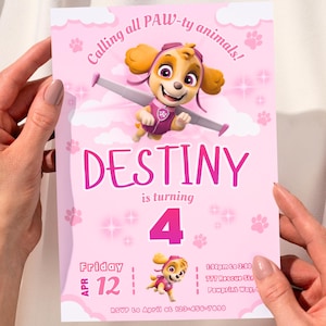 Op de afbeelding: Een roze verjaardagsuitnodiging met het personage Skye van Paw Patrol. De uitnodiging luidt "Calling all PAW-ty animals!" en "Destiny wordt 4". De datum is 12 april.