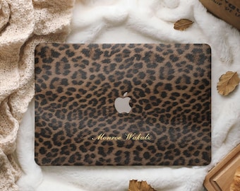 Custodia rigida di lusso in pelle con stampa leopardata personalizzata per MacBook Neo A18 M5 Air 13 A3113, A2337, Pro A2338 Pro 14 15 16, cover per laptop