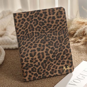 Lyxigt leopardmönstrat läderfodral till iPad med pennhållare, fodral till iPad Air 11/13, fodral till iPad Pro 11/13 2026, skyddande fodral till iPad Mini 6/7