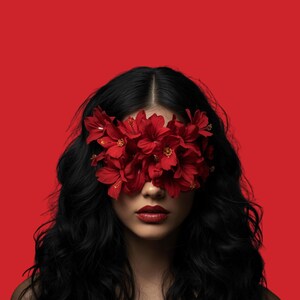 Puede incluir: Un retrato sobre un fondo rojo presenta a una persona con cabello largo y oscuro y lápiz labial rojo. Un grupo de flores rojas vibrantes cubre los ojos. La imagen evoca una sensación de misterio y belleza.