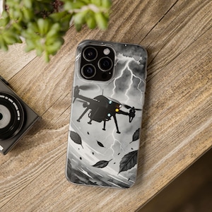 Puede incluir: Funda transparente para teléfono con una ilustración en blanco y negro de un dron volando en un cielo tormentoso con rayos. El diseño incluye hojas cayendo.