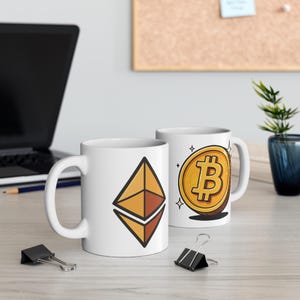 Puede incluir: Dos tazas de cerámica blanca. Una taza presenta un logotipo de Ethereum estilizado en naranja y marrón. La otra muestra una moneda Bitcoin dorada con el símbolo de Bitcoin. Ambas tazas tienen fondo blanco y asa curva.