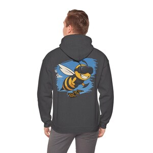 Sudadera con capucha unisex divertida de piloto de dron FPV, regalo de carreras de drones, sudadera con capucha de cuadricóptero, sudadera para amantes de los drones, entusiasta de los drones. imagen 7