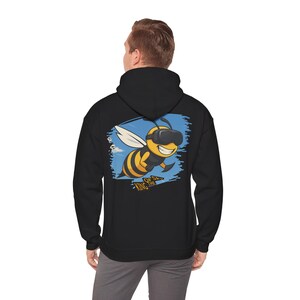 Sudadera con capucha unisex divertida de piloto de dron FPV, regalo de carreras de drones, sudadera con capucha de cuadricóptero, sudadera para amantes de los drones, entusiasta de los drones. imagen 3