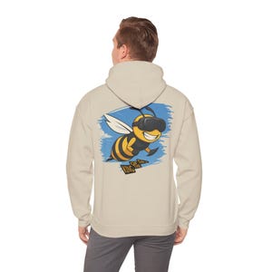 Sudadera con capucha unisex divertida de piloto de dron FPV, regalo de carreras de drones, sudadera con capucha de cuadricóptero, sudadera para amantes de los drones, entusiasta de los drones. imagen 2