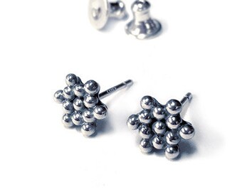 Star stud earrings, grains of silver studs