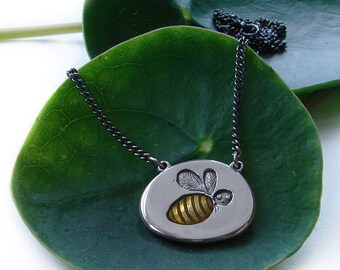 Small Bee pendant, in silver with yellow resin