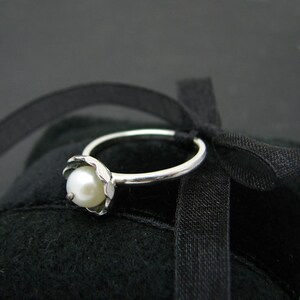 Small blossom ring, handmade in silver, with white or dark pearl