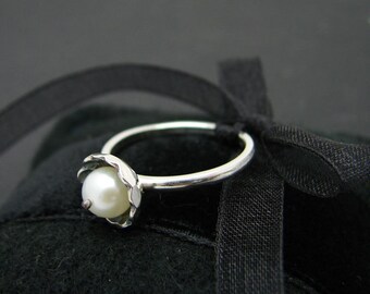 Small blossom ring, handmade in silver, with white or dark pearl