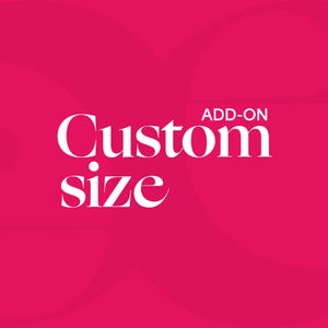 Op de afbeelding: Een helder roze afbeelding met de woorden "Custom size" in het wit, met "ADD-ON" boven "Custom". De achtergrond heeft een subtiel, abstract ontwerp. Deze afbeelding wordt waarschijnlijk gebruikt voor productaanpassing.