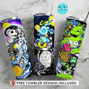 Peut inclure: Trois gobelets cylindriques en métal avec couvercles et pailles, arborant des impressions graphiques colorées inspirées de L'Étrange Noël de monsieur Jack, incluant des personnages comme Jack Skellington, Zero et un pot étiqueté Deadly Night Shade.