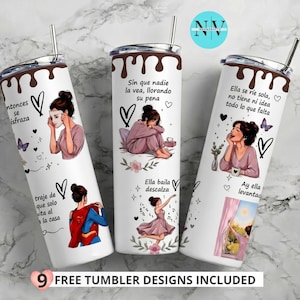 Puede incluir: Tres vasos cilíndricos blancos con pajitas de metal, con patrones de goteo de chocolate marrón en la parte superior. Los diseños incluyen ilustraciones de una persona en varias poses con texto en español, corazones, mariposas y flores impresas.