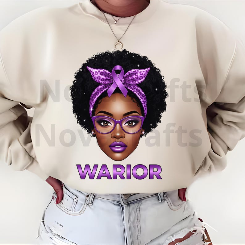 Puede incluir: Sudadera color crema con un gr&aacute;fico de una mujer de piel oscura, con gafas moradas, una diadema y una cinta. La palabra "WARIOR" est&aacute; impresa en morado debajo. La sudadera es de estilo casual.