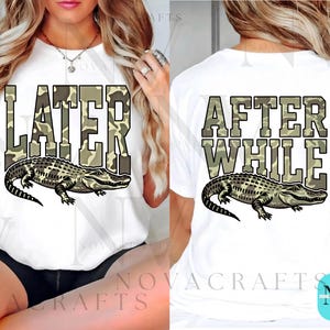 Peut inclure: T-shirt blanc avec l'inscription "LATER" en motif camouflage et une illustration d'alligator. Le dos du t-shirt affiche "AFTER WHILE" avec le même motif d'alligator.