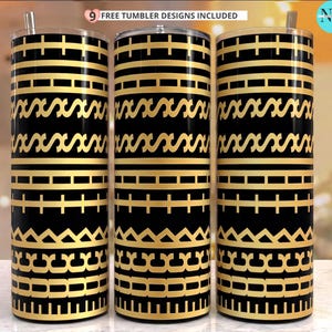 Peut inclure: Trois gobelets cylindriques présentant un fond noir avec des bandes horizontales répétitives de motifs géométriques dorés, incluant des zigzags, des croix et des formes en blocs. Chaque gobelet inclut une paille argentée et le texte 9 FREE TUMBLER DESIGNS INCLUDED.