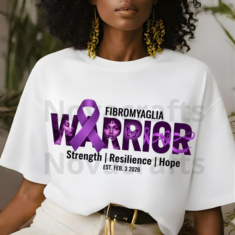 Puede incluir: Camiseta blanca con una cinta morada y la palabra "WARRIOR" en morado. La camiseta tambi&eacute;n presenta el texto "FIBROMYAGLIA", "Strength | Resilience | Hope" y "EST. FEB. 3 2026". El dise&ntilde;o incluye im&aacute;genes de un rostro femenino y una mariposa.