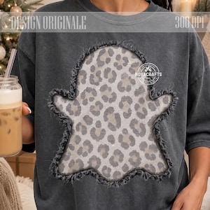 Op de afbeelding: Een antracietgrijs T-shirt met ronde hals en een centrale spookvormige applicatie met een bruin en zwart luipaardpatroon. De spookvorm heeft een gerafelde, versleten stoffen rand. De tekst "DESIGN ORIGINALE" en "300 DPI" staan bovenaan.