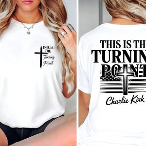 Peut inclure: T-shirt blanc avec l'inscription "THIS IS THE Turning Point" et un motif de croix. Le dos du t-shirt présente le même texte, une croix et le drapeau américain, avec le nom "Charlie Kirk" en dessous.