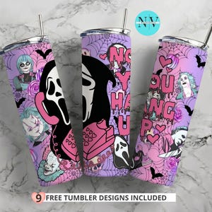 Peut inclure: Trois gobelets cylindriques avec couvercles et pailles, arborant un fond dégradé violet et rose avec des toiles d'araignée, des chauves-souris et des cœurs. Le motif inclut des personnages de films d'horreur, un téléphone rose et le texte "NO HANG UP".