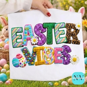 Könnte beinhalten: Weißer Stoff mit den Worten "EASTER VIBES" in bunten, strukturierten Buchstaben. Die Buchstaben sind mit floralen Akzenten und Mustern verziert, mit Ostereiern am unteren Rand. Das Bild hat ein Frühlings- und Osterthema.