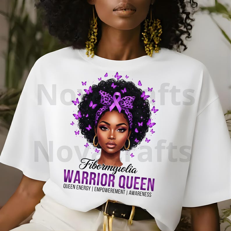 Puede incluir: Camiseta blanca con un gr&aacute;fico de una mujer con una cinta morada y mariposas, con el texto "Fibromialgia Warrior Queen". El dise&ntilde;o incluye las frases "Queen Energy | Empowerment | Awareness".