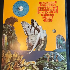 Puede incluir: Un póster vintage con fondo naranja presenta a una mujer con alas de mariposa, un oso y un sol sonriente. El póster tiene texto estilizado en rojo y varios elementos fantásticos.
