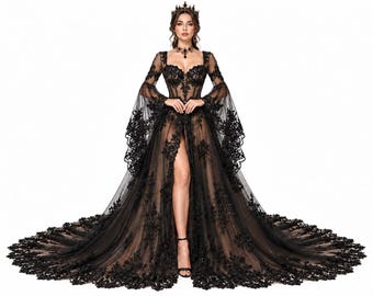 Könnte beinhalten: Ein bodenlanges schwarzes Kleid mit transparentem Oberteil und Rock, verziert mit aufwendiger schwarzer Spitzenstickerei, langen ausgestellten Ärmeln, herzförmigem Ausschnitt und hohem Beinschlitz. Dazu eine passende schwarze Krone und Halskette.