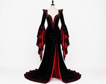 Könnte beinhalten: Ein bodenlanges schwarzes Samtkleid mit langen, ausgestellten Ärmeln mit rotem Futter, einem tiefen herzförmigen Ausschnitt mit roter Stickerei, geraffter Taille und einem hohen Schlitz, der einen roten Unterrock und eine Schleppe zeigt.
