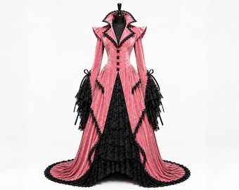 Könnte beinhalten: Ein bodenlanges Samt-Mantelkleid in Altrosa mit hohem Stehkragen, langen Ärmeln mit gestuften schwarzen Spitzenmanschetten sowie schwarzer Spitzenborte entlang der Vorderseite und am Saum. Das Kleid hat eine durchgehende Knopfleiste vorne.