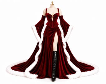 Könnte beinhalten: Ein bodenlanges Kleid aus tiefrotem Samt mit einem Korsett-Oberteil, weiten Glockenärmeln mit weißem Kunstfellbesatz und einem hohen Schlitz vorne. Der Saum ist ebenfalls mit weißem Kunstfell verziert, kombiniert mit schwarzen Stiefeln.