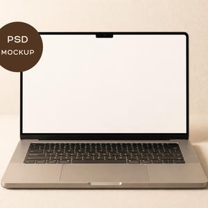 Peut inclure: Une tasse en céramique blanche avec une anse noire et l'inscription "But First, Coffee" en gras noir. La tasse est posée sur un fond flou, suggérant un cadre chaleureux.