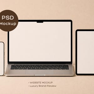 Pode incluir: Uma maquete com um smartphone, laptop e tablet com telas em branco. O laptop é prateado com um teclado preto. O tablet e o smartphone têm molduras pretas. A imagem inclui o texto "PSD Mockup" e "WEBSITE MOCKUP - Luxury Brand Preview."