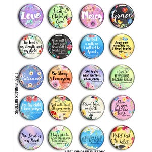 Könnte beinhalten: Eine Sammlung von zwanzig 3,18 cm großen Ansteckknöpfen mit floralen Designs und inspirierenden Zitaten. Die Knöpfe zeigen Sätze wie "Liebe", "Barmherzigkeit" und "Gnade" sowie religiöse Verse. Der Text "1.25" PINBACK BUTTONS" ist ebenfalls sichtbar.