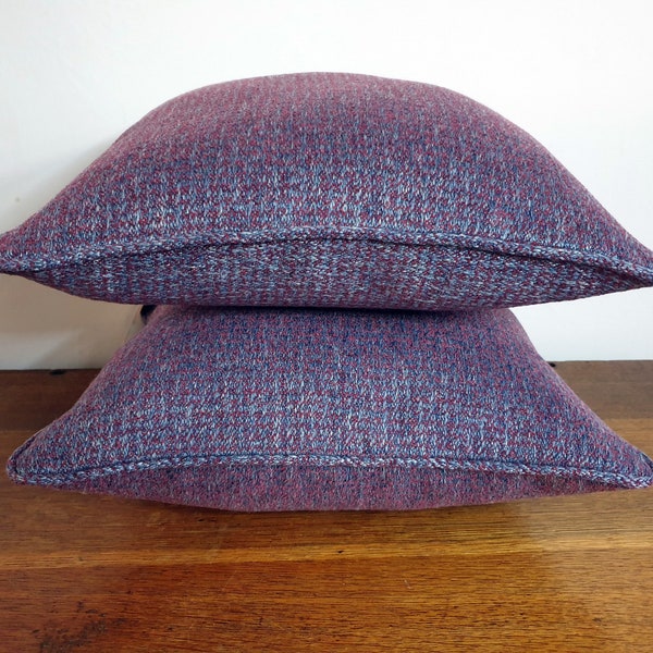 Housse de coussin en tweed en tissu violet résistant. Passepoil et fermeture éclair sur les couvertures.