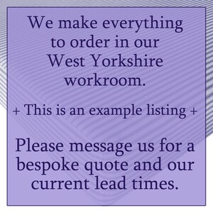 Puede incluir: Texto sobre un fondo morado: "Hacemos todo por encargo en nuestro taller de West Yorkshire. + Este es un ejemplo de listado + Por favor, env&iacute;enos un mensaje para una cotizaci&oacute;n a medida y nuestros plazos de entrega actuales."