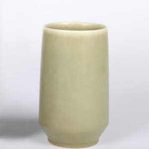 Jarrón Palshus color verde musgo, cerámica danesa, década de 1960.