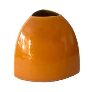 Peut inclure: Un vase orange vif brillant avec une forme triangulaire arrondie et lisse. L'objet présente une base large et incurvée qui se rétrécit vers le haut jusqu'à une petite ouverture, affichant une couleur unie et une finition de surface polie.