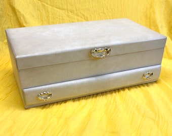 1960/'s Buxton Jewellery Box Lift Top Lid Satin and Flocked Lining Vintage Jewel Box Gilded Floral Large 4-Tier Jewel Holder 2 Drawers
