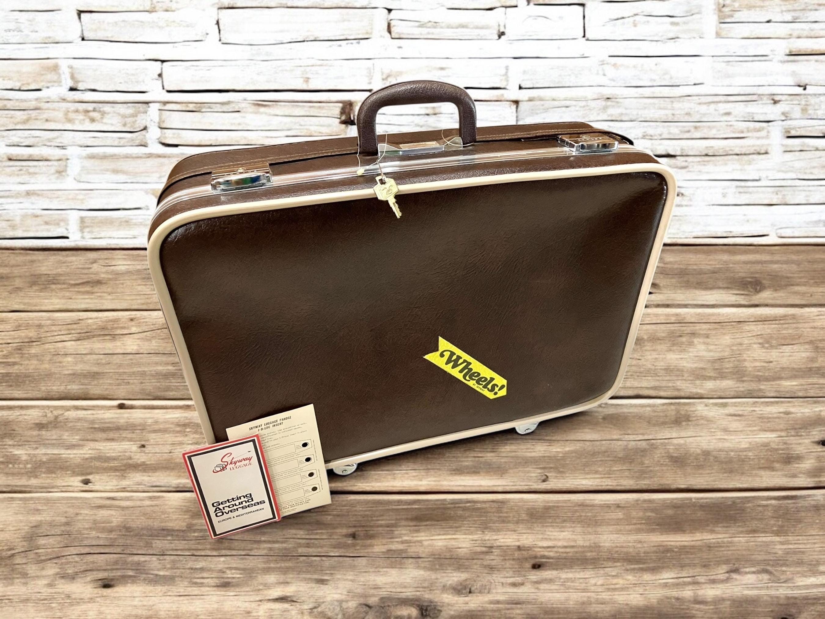 Pristine Vintage Skyway Luggage Travel Case W/ key, mirror