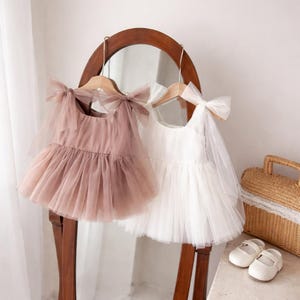 Vestido de tul bohemio para bebé, largo hasta la rodilla, color marfil ruborizado, ideal para sesión de fotos de cumpleaños, ceremonia y ocasiones especiales.