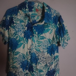 Camicia vintage bellissima Hilo Hattie The Hawaiian Original in rayon con stampa floreale e bottoni, ideale per feste, vacanze e crociere in stile tropicale, taglia L.